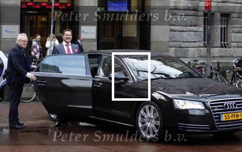 Amsterdam 25 januari 2011
Cast Legalyy Blonde opent amsterdamse effectenbeurs. Aanwezig Pearl Jozefzoon, Albert Verlinde Laura Vlasblom Kim Lian v d Meij Joey Schalker Roy v Iersel en medewerkers van de beurs.. Albert Verlinde met privechauffeur bij zijn nieuwe audi A8
Peter Smulders bv