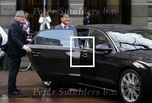 Amsterdam 25 januari 2011
Cast Legalyy Blonde opent amsterdamse effectenbeurs. Aanwezig Pearl Jozefzoon, Albert Verlinde Laura Vlasblom Kim Lian v d Meij Joey Schalker Roy v Iersel en medewerkers van de beurs.. Albert Verlinde met privechauffeur bij zijn nieuwe audi A8
Peter Smulders bv