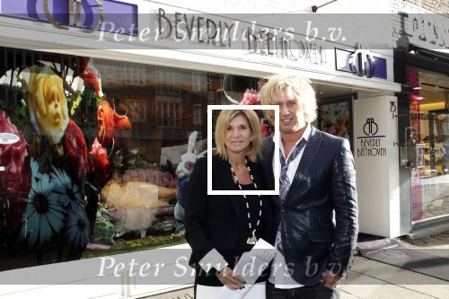 Amsterdam 23 januari 2011
Alice Zegerius en partner van Beverly Beethoven hebben beslag laten leggen bij Shanna Breukhoven omdat ze kleding niet betaald zou hebben.
Peter Smulders bv