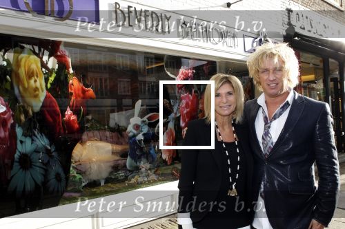Amsterdam 23 januari 2011
Alice Zegerius en partner van Beverly Beethoven hebben beslag laten leggen bij Shanna Breukhoven omdat ze kleding niet betaald zou hebben.
Peter Smulders bv