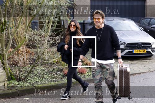 Mijdrecht Schiphol 6 januari 2021
Andre Hazes en zijn nieuwe vriendin Anne Rose gaan samen een paar dagen weg . Ze vertrekken vanaf het huis van Rachel met taxi naar Schiphol .