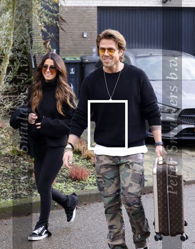 Mijdrecht Schiphol 6 januari 2021
Andre Hazes en zijn nieuwe vriendin Anne Rose gaan samen een paar dagen weg . Ze vertrekken vanaf het huis van Rachel met taxi naar Schiphol .