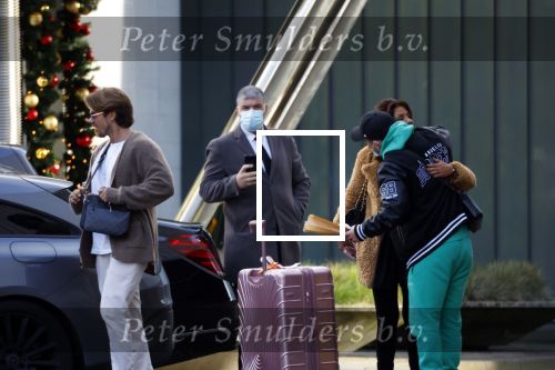 Schiphol Mijdrecht 20 december 2021
Andre Hazes en zijn neef en beste vriend Djarno Hofland worden door Rachel hazes opgehaald op Schiphol na een vakantie naar Las Vegas en Los Angeles. Daarna rijden Andre en zijn moeder naar haar huis in Mijdrecht.
