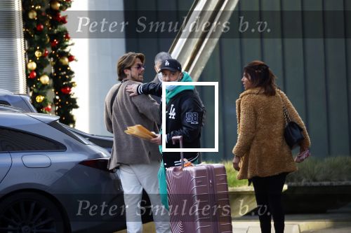 Schiphol Mijdrecht 20 december 2021
Andre Hazes en zijn neef en beste vriend Djarno Hofland worden door Rachel hazes opgehaald op Schiphol na een vakantie naar Las Vegas en Los Angeles. Daarna rijden Andre en zijn moeder naar haar huis in Mijdrecht.
