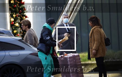 Schiphol Mijdrecht 20 december 2021
Andre Hazes en zijn neef en beste vriend Djarno Hofland worden door Rachel hazes opgehaald op Schiphol na een vakantie naar Las Vegas en Los Angeles. Daarna rijden Andre en zijn moeder naar haar huis in Mijdrecht.