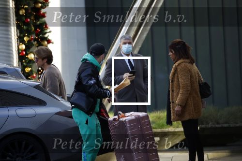 Schiphol Mijdrecht 20 december 2021
Andre Hazes en zijn neef en beste vriend Djarno Hofland worden door Rachel hazes opgehaald op Schiphol na een vakantie naar Las Vegas en Los Angeles. Daarna rijden Andre en zijn moeder naar haar huis in Mijdrecht.