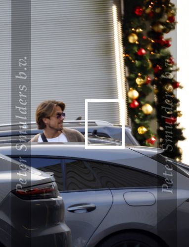 Schiphol Mijdrecht 20 december 2021
Andre Hazes en zijn neef en beste vriend Djarno Hofland worden door Rachel hazes opgehaald op Schiphol na een vakantie naar Las Vegas en Los Angeles. Daarna rijden Andre en zijn moeder naar haar huis in Mijdrecht.