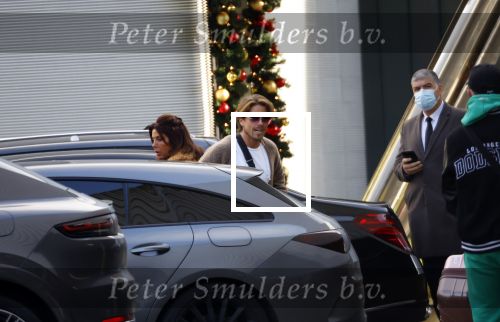 Schiphol Mijdrecht 20 december 2021
Andre Hazes en zijn neef en beste vriend Djarno Hofland worden door Rachel hazes opgehaald op Schiphol na een vakantie naar Las Vegas en Los Angeles. Daarna rijden Andre en zijn moeder naar haar huis in Mijdrecht.
