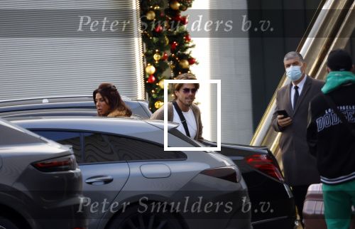 Schiphol Mijdrecht 20 december 2021
Andre Hazes en zijn neef en beste vriend Djarno Hofland worden door Rachel hazes opgehaald op Schiphol na een vakantie naar Las Vegas en Los Angeles. Daarna rijden Andre en zijn moeder naar haar huis in Mijdrecht.