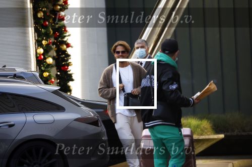 Schiphol Mijdrecht 20 december 2021
Andre Hazes en zijn neef en beste vriend Djarno Hofland worden door Rachel hazes opgehaald op Schiphol na een vakantie naar Las Vegas en Los Angeles. Daarna rijden Andre en zijn moeder naar haar huis in Mijdrecht.
