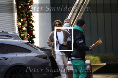 Schiphol Mijdrecht 20 december 2021
Andre Hazes en zijn neef en beste vriend Djarno Hofland worden door Rachel hazes opgehaald op Schiphol na een vakantie naar Las Vegas en Los Angeles. Daarna rijden Andre en zijn moeder naar haar huis in Mijdrecht.