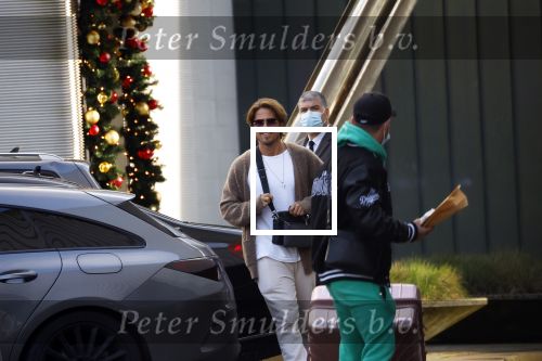 Schiphol Mijdrecht 20 december 2021
Andre Hazes en zijn neef en beste vriend Djarno Hofland worden door Rachel hazes opgehaald op Schiphol na een vakantie naar Las Vegas en Los Angeles. Daarna rijden Andre en zijn moeder naar haar huis in Mijdrecht.