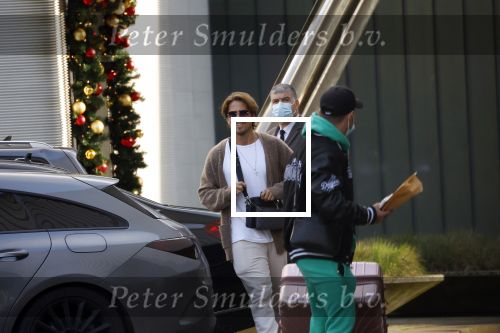 Schiphol Mijdrecht 20 december 2021
Andre Hazes en zijn neef en beste vriend Djarno Hofland worden door Rachel hazes opgehaald op Schiphol na een vakantie naar Las Vegas en Los Angeles. Daarna rijden Andre en zijn moeder naar haar huis in Mijdrecht.