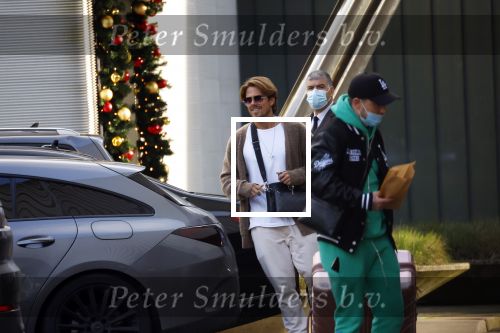 Schiphol Mijdrecht 20 december 2021
Andre Hazes en zijn neef en beste vriend Djarno Hofland worden door Rachel hazes opgehaald op Schiphol na een vakantie naar Las Vegas en Los Angeles. Daarna rijden Andre en zijn moeder naar haar huis in Mijdrecht.