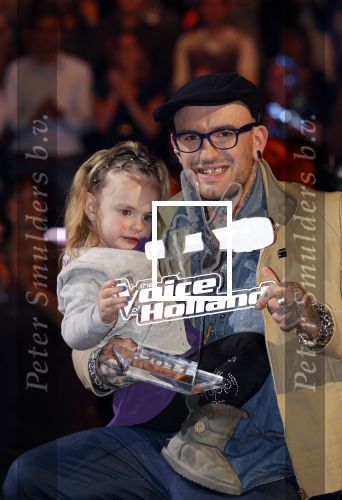 Ede 21 januari 2011
Finale van TVOH The voice of Holland in Ede gepresenteerd door Wendy v Dijk en Martijn Krabbe. Ben Saunders wint uiteindelijk. Ben met dochter en Roel v Velsen
Peter Smulders bv