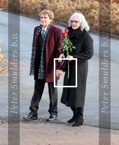 Emmeloord 10 december 2021
Begrafenis Arie Ribbens .Aanwezig zijn vrouw Cea Ribbens zijn dochter met gezin en oa Bonnie St Claire en Jacques Herb met zijn vrouw . De man van Bonnie Anne Jan Jongbloed verzorgt de uitvaart.