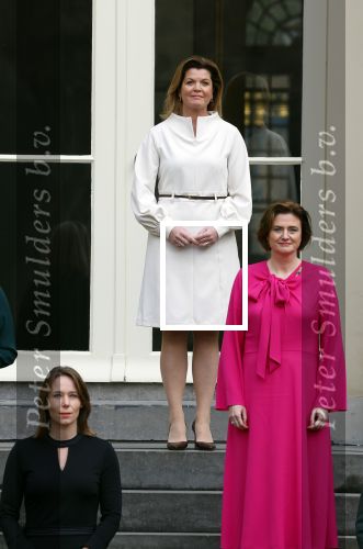 Den haag 10 januari 2022
Balkonscene nieuwe kabinet op paleis Noordeinde.
Koning Willem Alexander Mark Rutte Wopke Hoekstra Hugo de Jonge Kasja ollongren Liesje Schreinemacher Franc Weerwind Dilan Yesilgoz Hanke Bruins Robbert Dijkgraaf Dennis Wiersma Mark Harbers Micky Adriaansens Rob Jetten Henk Staghouwer Christianne v d Wal Karien v Gennip Carola Schouten Ernst Kuipers en Conny Helder .