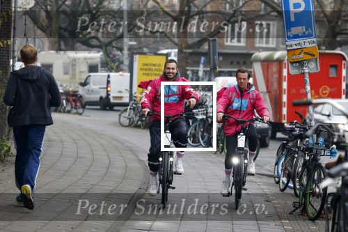Amsterdam 23 december 2021
Dave Roelvink en een colega als fietskoerier voor Flink in Amsterdam zuid.