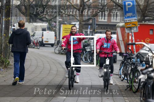 Amsterdam 23 december 2021
Dave Roelvink en een colega als fietskoerier voor Flink in Amsterdam zuid.