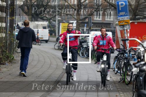 Amsterdam 23 december 2021
Dave Roelvink en een colega als fietskoerier voor Flink in Amsterdam zuid.