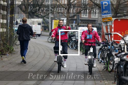 Amsterdam 23 december 2021
Dave Roelvink en een colega als fietskoerier voor Flink in Amsterdam zuid.