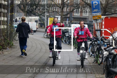 Amsterdam 23 december 2021
Dave Roelvink en een colega als fietskoerier voor Flink in Amsterdam zuid.