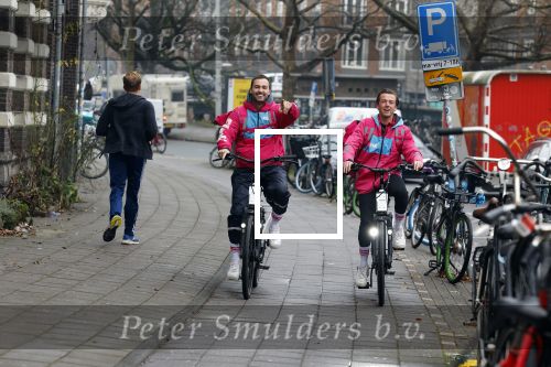 Amsterdam 23 december 2021
Dave Roelvink en een colega als fietskoerier voor Flink in Amsterdam zuid.
