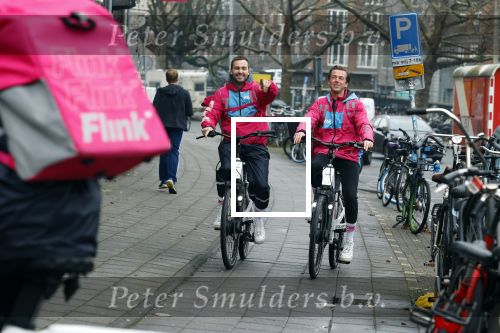 Amsterdam 23 december 2021
Dave Roelvink en een colega als fietskoerier voor Flink in Amsterdam zuid.