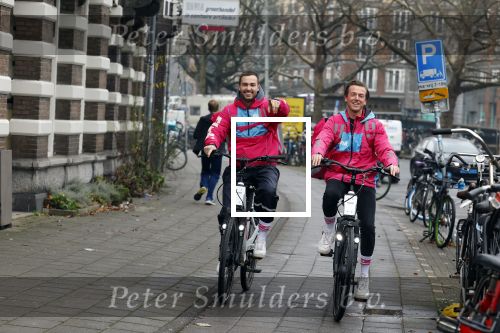 Amsterdam 23 december 2021
Dave Roelvink en een colega als fietskoerier voor Flink in Amsterdam zuid.