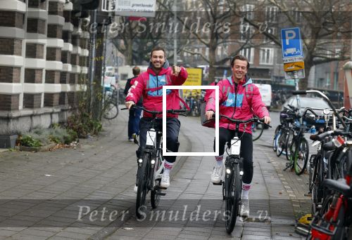 Amsterdam 23 december 2021
Dave Roelvink en een colega als fietskoerier voor Flink in Amsterdam zuid.