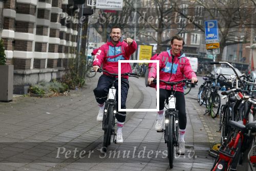 Amsterdam 23 december 2021
Dave Roelvink en een colega als fietskoerier voor Flink in Amsterdam zuid.