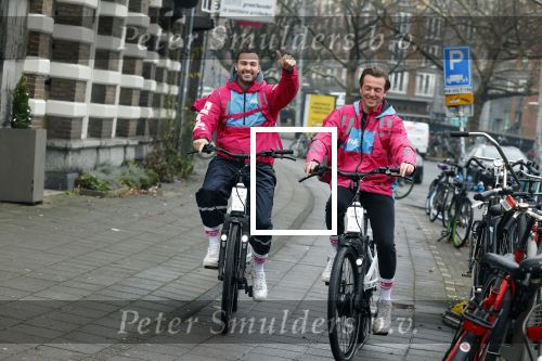 Amsterdam 23 december 2021
Dave Roelvink en een colega als fietskoerier voor Flink in Amsterdam zuid.