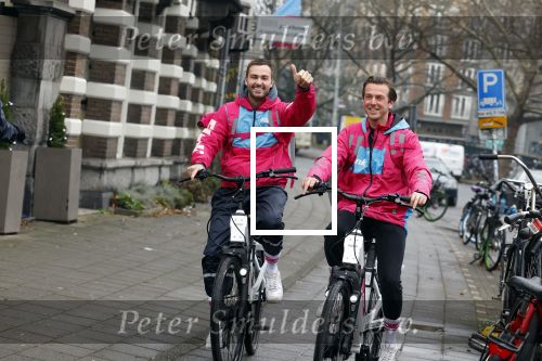 Amsterdam 23 december 2021
Dave Roelvink en een colega als fietskoerier voor Flink in Amsterdam zuid.