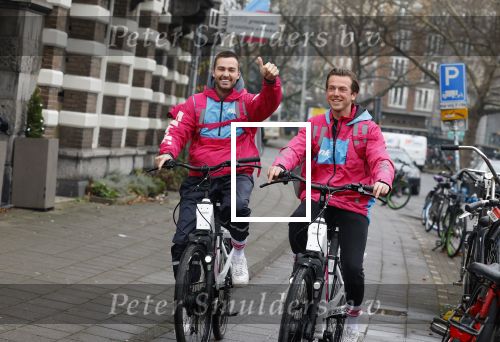 Amsterdam 23 december 2021
Dave Roelvink en een colega als fietskoerier voor Flink in Amsterdam zuid.