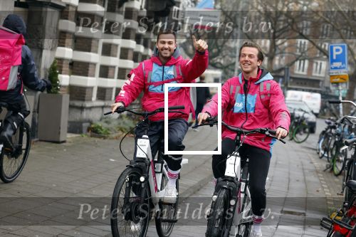 Amsterdam 23 december 2021
Dave Roelvink en een colega als fietskoerier voor Flink in Amsterdam zuid.