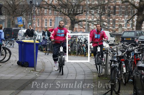 Amsterdam 23 december 2021
Dave Roelvink en een colega als fietskoerier voor Flink in Amsterdam zuid.
