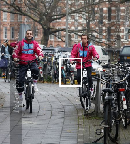 Amsterdam 23 december 2021
Dave Roelvink en een colega als fietskoerier voor Flink in Amsterdam zuid.