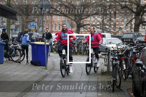 Amsterdam 23 december 2021
Dave Roelvink en een colega als fietskoerier voor Flink in Amsterdam zuid.