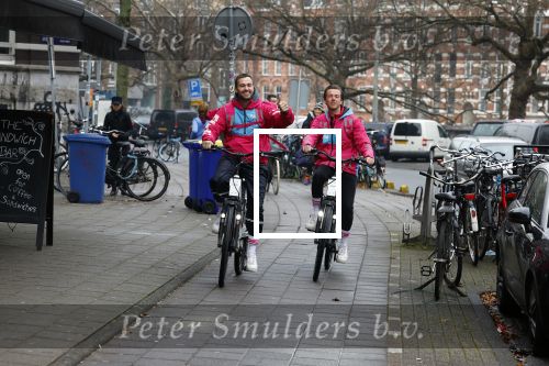Amsterdam 23 december 2021
Dave Roelvink en een colega als fietskoerier voor Flink in Amsterdam zuid.