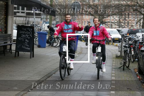 Amsterdam 23 december 2021
Dave Roelvink en een colega als fietskoerier voor Flink in Amsterdam zuid.