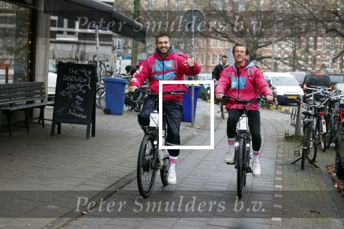 Amsterdam 23 december 2021
Dave Roelvink en een colega als fietskoerier voor Flink in Amsterdam zuid.