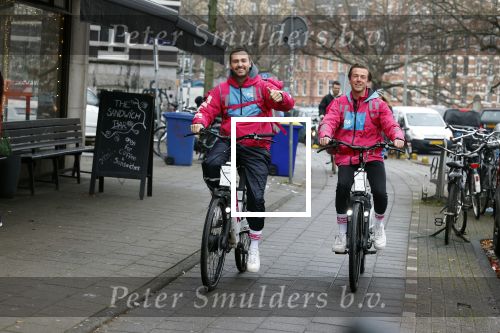 Amsterdam 23 december 2021
Dave Roelvink en een colega als fietskoerier voor Flink in Amsterdam zuid.
