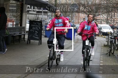 Amsterdam 23 december 2021
Dave Roelvink en een colega als fietskoerier voor Flink in Amsterdam zuid.
