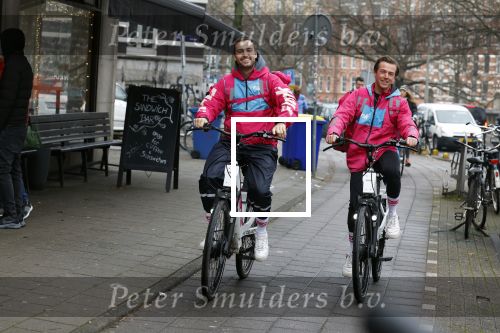 Amsterdam 23 december 2021
Dave Roelvink en een colega als fietskoerier voor Flink in Amsterdam zuid.