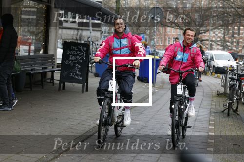 Amsterdam 23 december 2021
Dave Roelvink en een colega als fietskoerier voor Flink in Amsterdam zuid.