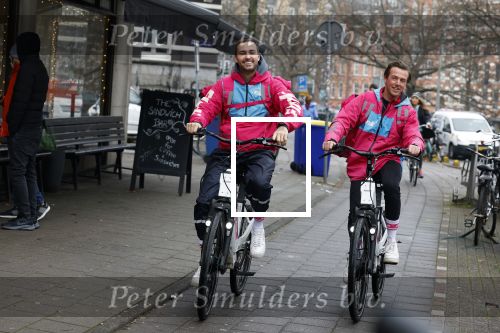 Amsterdam 23 december 2021
Dave Roelvink en een colega als fietskoerier voor Flink in Amsterdam zuid.