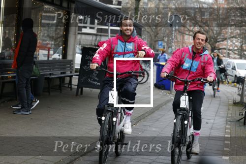 Amsterdam 23 december 2021
Dave Roelvink en een colega als fietskoerier voor Flink in Amsterdam zuid.