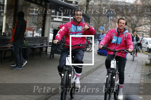 Amsterdam 23 december 2021
Dave Roelvink en een colega als fietskoerier voor Flink in Amsterdam zuid.