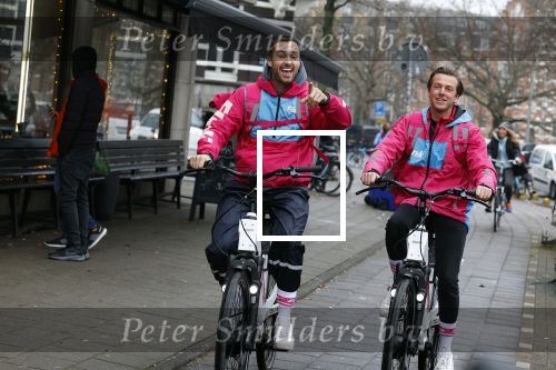 Amsterdam 23 december 2021
Dave Roelvink en een colega als fietskoerier voor Flink in Amsterdam zuid.