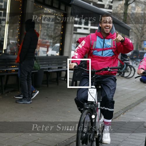 Amsterdam 23 december 2021
Dave Roelvink en een colega als fietskoerier voor Flink in Amsterdam zuid.